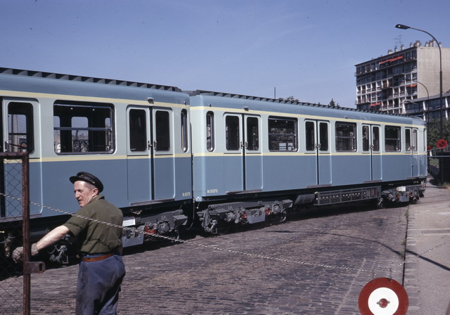 Arrivée à Fontenay d'une rame A2 en Mai 1969. (G.Rannou)