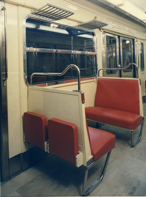 Détail des assises et des porte bagages dans une voiture BL. (Collection Jean CUYNET)