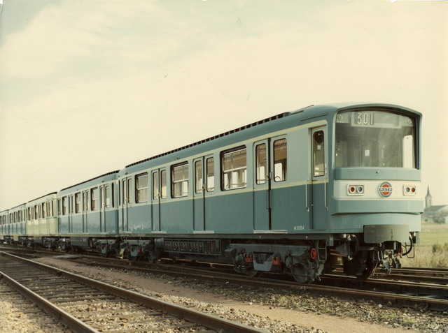 Les nouvelles rames du métropolitain produite sortant de l'usine d'Aytré. (Collection Jean CUYNET)