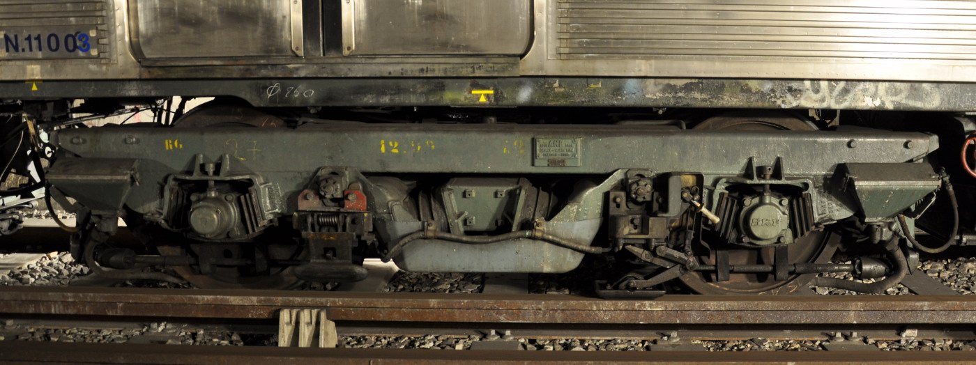 Vue latérale du bogie moteur ANF, ici avec les deux modèles de frotteurs. (auteur)