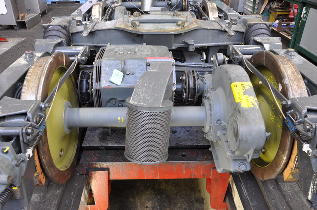 Le moteur MF2 monté parallèlement à l'essieu avec son filtre à air enjambant l'essieu. (auteur)