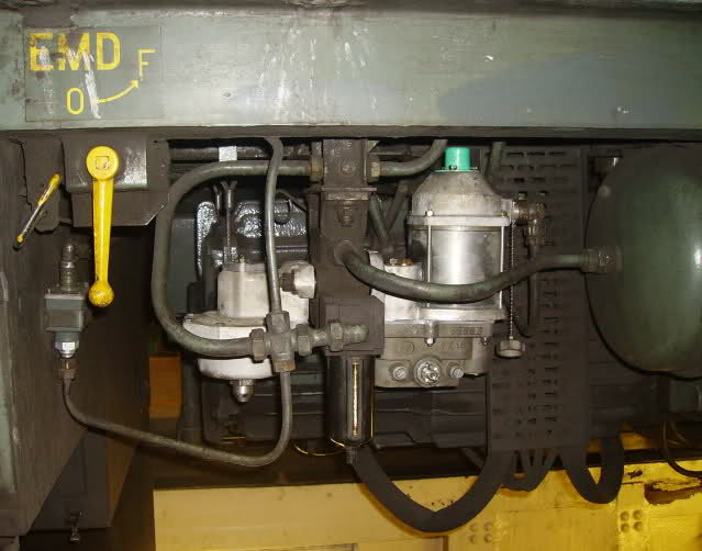 L'EMD, ainsi que le réservoir auxiliaire de 36 litres.