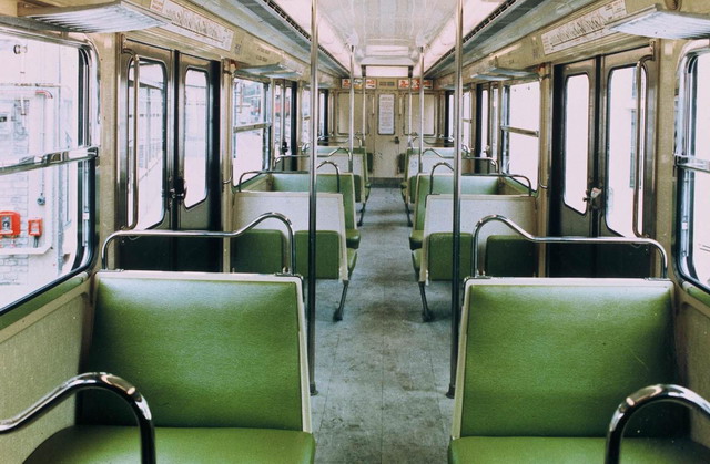 L'intérieur d'une voiture de première classe BL avec les assises vertes, ainsi que le cadre publicitaire sur la porte d'intercirculation. (RATP)