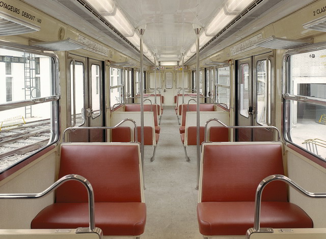 L'intérieur d'une voiture de seconde classe BL avec les assises oranges. (RATP)