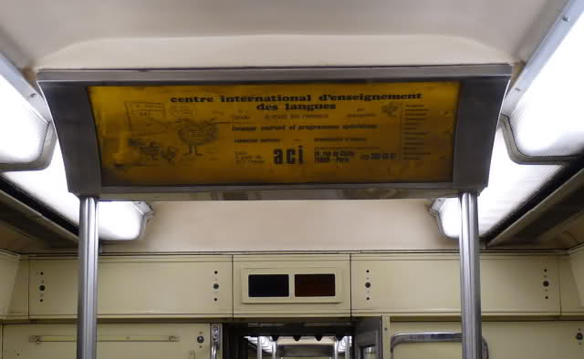 La publicité lumineuse, ainsi que l'indicateur de destination, ici sur une voiture bimoteur. (auteur)