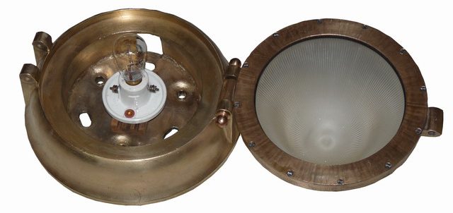 Montage dans un Holophane en bronze. Ce modèle de luminaire était en place aux entrées des stations et dans certains couloirs comme sur les Grands Boulevard, stations Saint-Martin et Montmartre. (RATP)